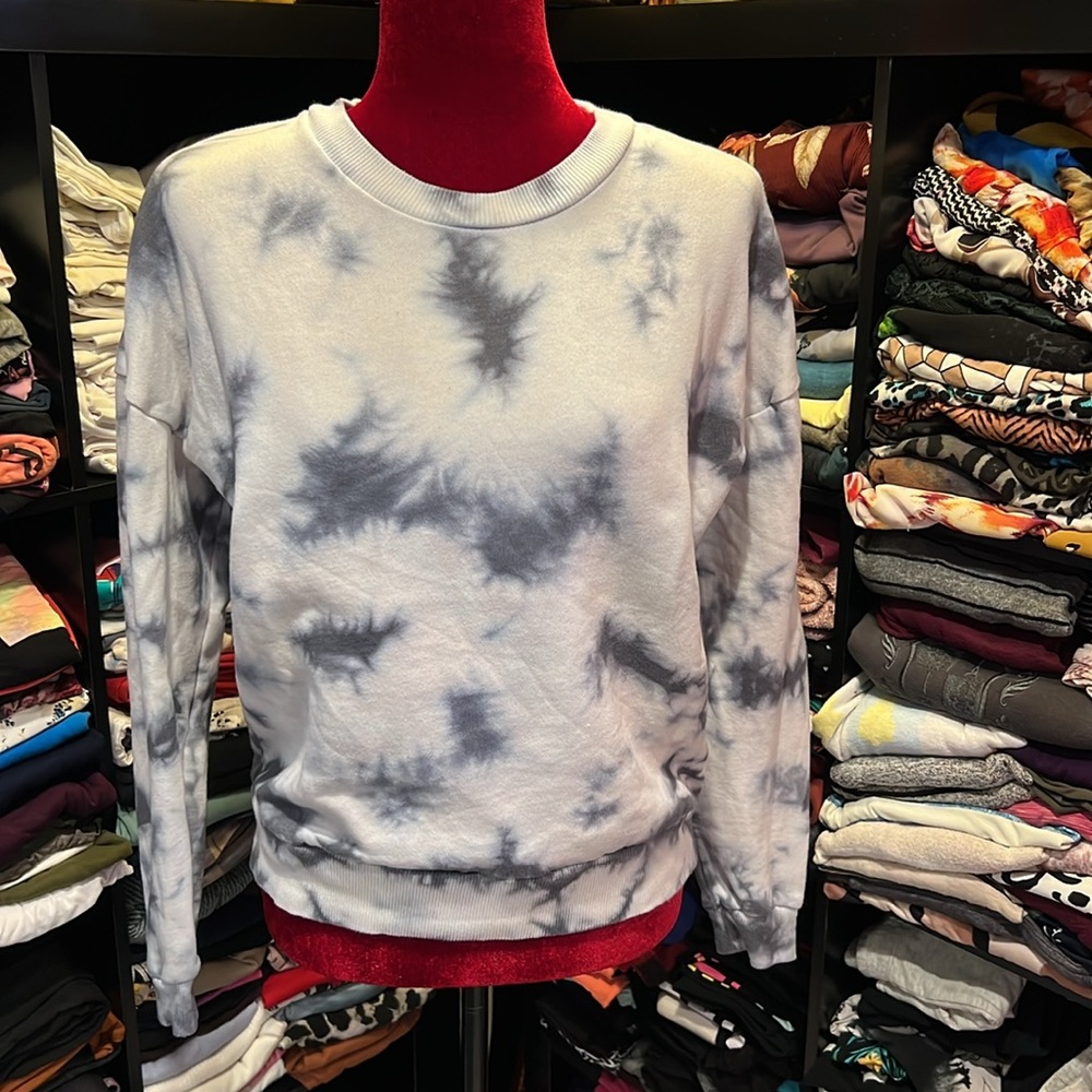 #86. 🪷Small tie dye sweater